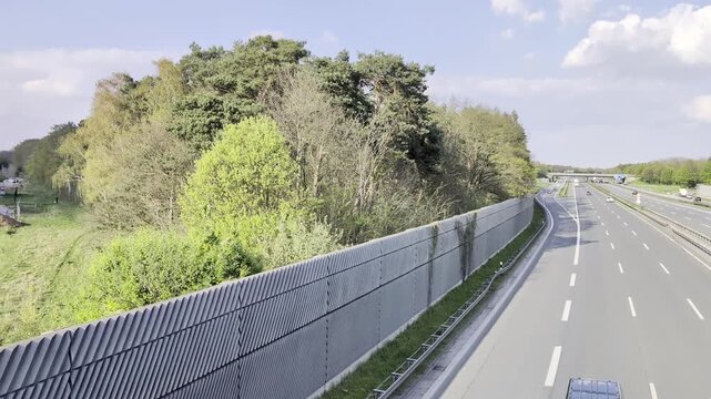 Trayecto por Autobahn alemana rodeada de vegetaci&oacute;n