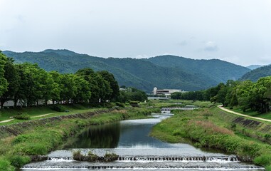 Obraz premium Summer daytime scenery of the Kamo River in Kyoto