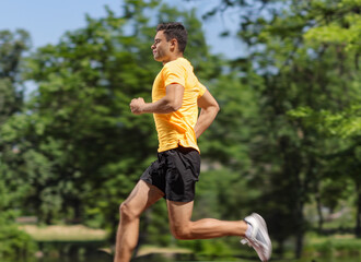 Naklejka premium Profile shot of a guy running