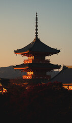 Obraz premium Kiyomizudera Three Storey Pagoda Silhouette Golden Sunset Sky Kyoto Japan