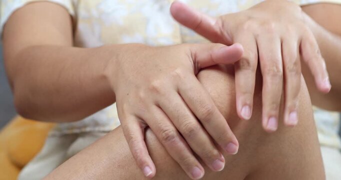 Explore effective methods to alleviate knee pain through guided hand motions.