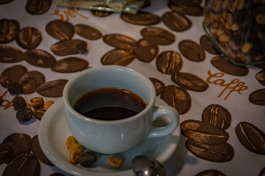x&iacute;cara branca de porcelana com caf&eacute; preto