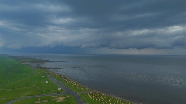 Aufziehendes Gewitter an der Nordsee