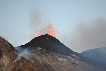 Etna, 2 luglio 2024, cratere Voragine. Attività esplosiva stromboliana precedente la fase parossistica del 4 luglio 2024.  © mirko zez