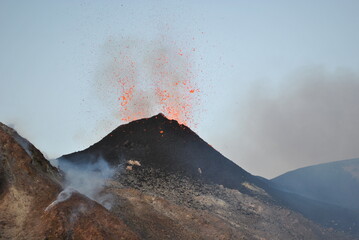 Etna, 2 luglio 2024, cratere Voragine. Attività esplosiva stromboliana precedente la fase parossistica del 4 luglio 2024.  © mirko zez