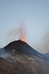 Etna, 2 luglio 2024, cratere Voragine. Attività esplosiva stromboliana precedente la fase parossistica del 4 luglio 2024.  © mirko zez