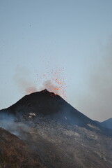 Etna, 2 luglio 2024, cratere Voragine. Attività esplosiva stromboliana precedente la fase parossistica del 4 luglio 2024.  © mirko zez