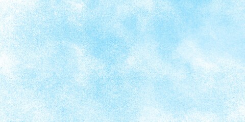 紙に水色の水彩で描かれた、ざらざらとしたグランジのテクスチャの背景 © 色音符