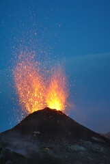 Etna, 2 luglio 2024, cratere Voragine. Attività esplosiva stromboliana precedente la fase parossistica del 4 luglio 2024.  © mirko zez
