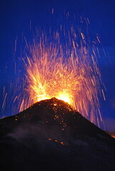 Etna, 2 luglio 2024, cratere Voragine. Attività esplosiva stromboliana precedente la fase parossistica del 4 luglio 2024.  © mirko zez