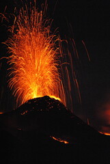 Etna, 2 luglio 2024, cratere Voragine. Attività esplosiva stromboliana precedente la fase parossistica del 4 luglio 2024.  © mirko zez