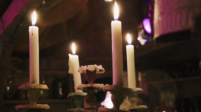 Brennende Kerzen in gem&uuml;tlicher Boho und Hippie Atmosph&auml;re