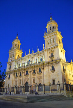 Vista nocturna de la Catedral de Ja&eacute;n. Santa Iglesia Catedral de la Asunci&oacute;n de la Virgen por la noche en Ja&eacute;n, Andaluc&iacute;a, Espa&ntilde;a.