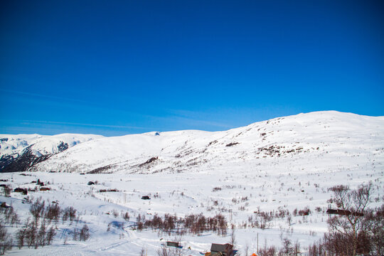 Weite Schneelandschaft unter klarem Winterhimmel