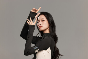 Naklejka premium Fashion portrait of young woman posing with hand gesture