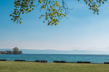 Parc verdoyant au bord du lac Léman avec vue sur le bourg historique de Saint-Prex, Suisse © Pyc Assaut