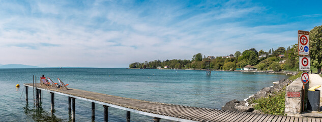 Vue panoramique du rivage de Saint-Prex avec son long ponton en bois et ses plages sur le lac Léman, Suisse © Pyc Assaut