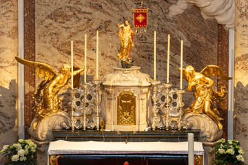 Obraz premium Vienna, Austria. Close-up of baroque altar with gilded angels in Karlskirche