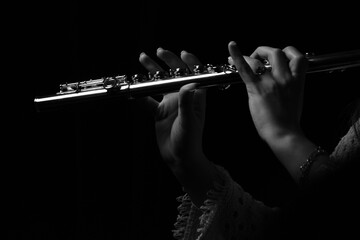 musician playing the flute © Emsal