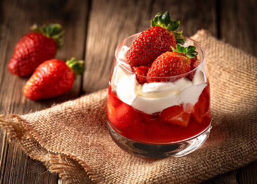Postre, fresas con nata.