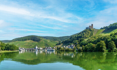 Obraz premium Scenic view of castle Landshut reflecting on the moselle river in germany