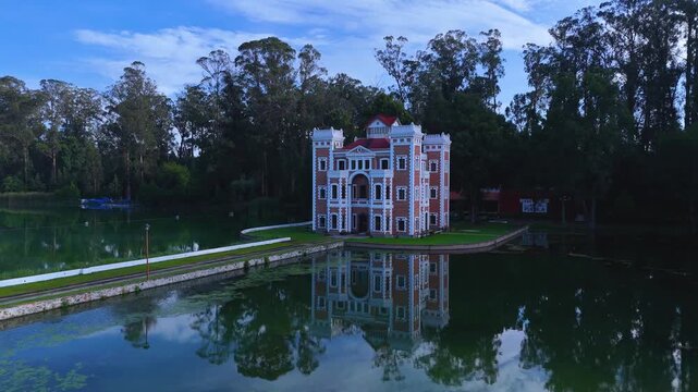 Chautla, Puebla: Gillow Castle, situated in the middle of a tranquil lake on the former Hacienda de Chautla. The historic building is perfectly reflected in the water, surrounded by a dense forest.