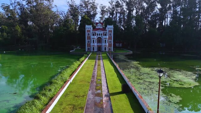 Chautla, Puebla: Gillow Castle, situated in the middle of a tranquil lake on the former Hacienda de Chautla. The historic building is perfectly reflected in the water, surrounded by a dense forest.