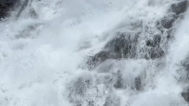 岩肌の上を流れる滝の水、アブストラクト