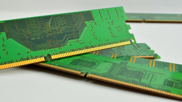 Fascinating detail of computer RAM, with shiny chips ready to accelerate performance. Impressive close-up of RAM memory, revealing its intricate architecture and computing power.