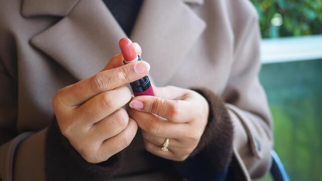 How to apply lip color in easy steps