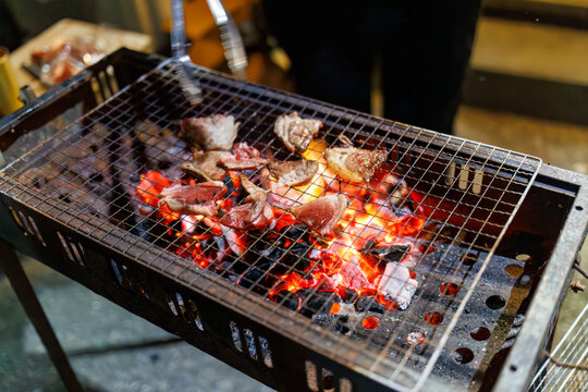 港の民宿のディナーバーベキューパーティー。
宿の主人のご厚意で、地元の漁師が狩った捕れたてのイノシシ肉をいただいた。最高級のジビエですごく美味。
最高級の日本酒とケーキも出してもらった。
日本国静岡賀茂郡南伊豆町中木港-2025

