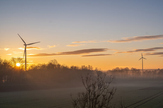 Der Morgen schob sich heute wie fl&uuml;ssiger Honig &uuml;ber die Felder. Zwischen Nebelschleiern drehen sich die Windr&auml;der langsam wie riesige Gedanken am Himmel, w&auml;hrend die Sonne am Waldrand ihre erste gold