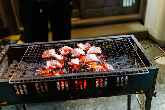 港の民宿のディナーバーベキューパーティー。
宿の主人のご厚意で、地元の漁師が狩った捕れたてのイノシシ肉をいただいた。最高級のジビエですごく美味。
最高級の日本酒とケーキも出してもらった。
日本国静岡賀茂郡南伊豆町中木港-2025
