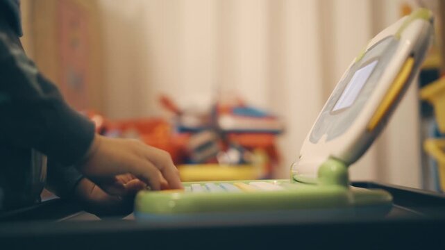 子供　勉強ごっこ
