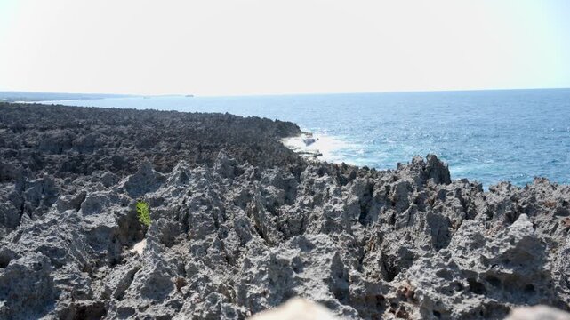 沖永良部島の鋭く尖った琉球石灰岩が続く荒々しい海岸風景