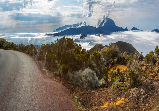 Mer de nuages autour du Piton des Neiges,  &icirc;le de la R&eacute;union 