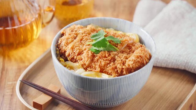 カツ丼 三つ葉を添えたとんかつの卵とじ丼