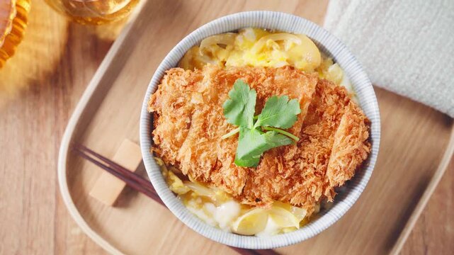 カツ丼 三つ葉を添えたとんかつの卵とじ丼
