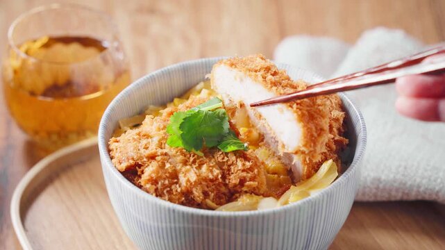 カツ丼 三つ葉を添えたとんかつの卵とじ丼