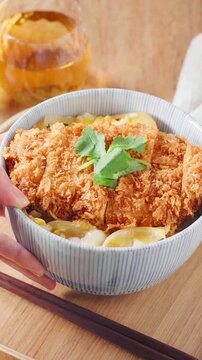 カツ丼 三つ葉を添えたとんかつの卵とじ丼