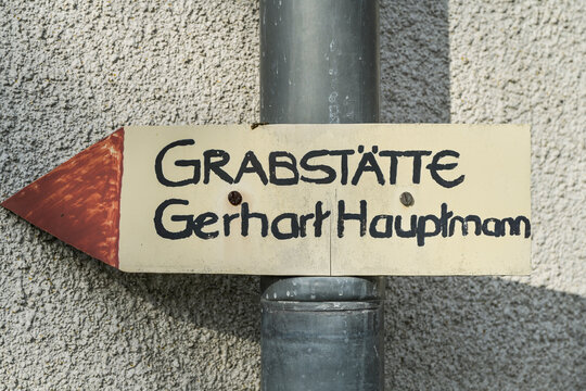 Hinweis, Schild, Grabst&auml;tte Gerhart Hauptmann, Kloster, Insel Hiddensee, Mecklenburg-Vorpommern, Deutschland