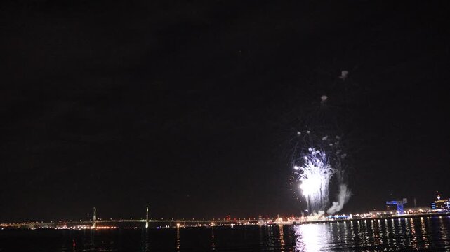 横浜ナイトフラワーズ　花火と横浜ベイブリッジ　夜景