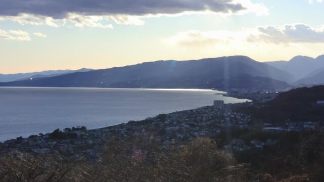 神奈川県は吾妻山公園展望台から眺める小田原の街並みと伊豆半島のシルエット タイムラプス 