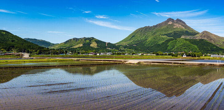 逆さ由布岳_「豊後富士」とも称される美しい双耳峰（東峰・西峰）を持つ、湯布院のシンボル的な山