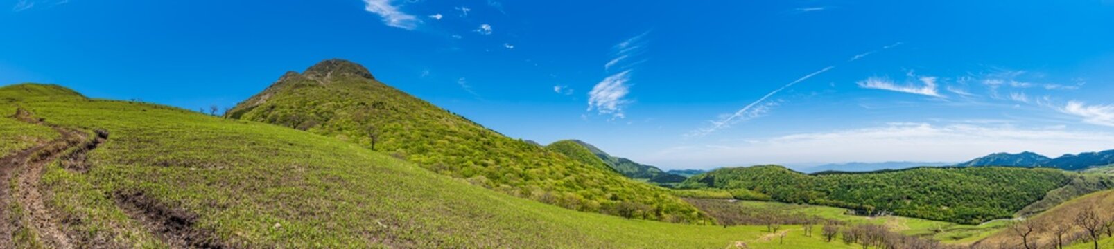 由布岳_「豊後富士」とも称される美しい双耳峰（東峰・西峰）を持つ、湯布院のシンボル的な山