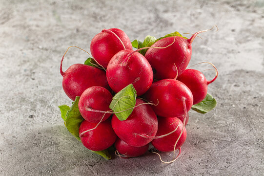 Ripe raw red radish heap