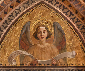 Obraz premium BERGAMO, ITALY - MARCH 18, 2026: The neo gothic freesco of angel with the inscription in the church Oratorio dell Immacolata by unknown artis from beginn of 20. cent.