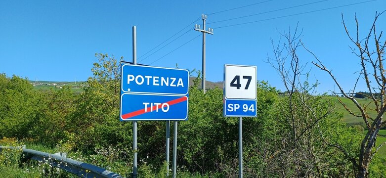 Italienische Hinweisschilder am Ortsausgang von Tito in Richtung Potenza auf der Provinzstra&szlig;e SP 94
