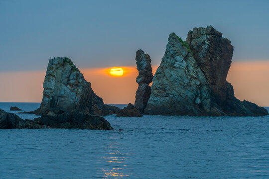 Atardecer entre farallones en playa del silencio