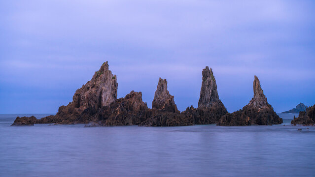 Playa de la Gueirua farallones de roca y mar